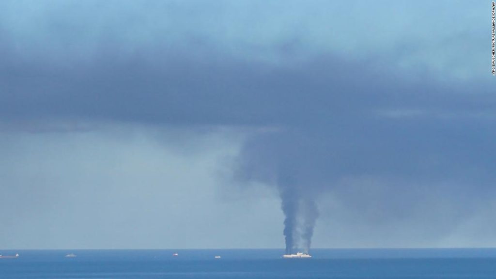 حريق العبارة اليونانية: إجلاء الركاب مع اشتعال النيران في سفينة