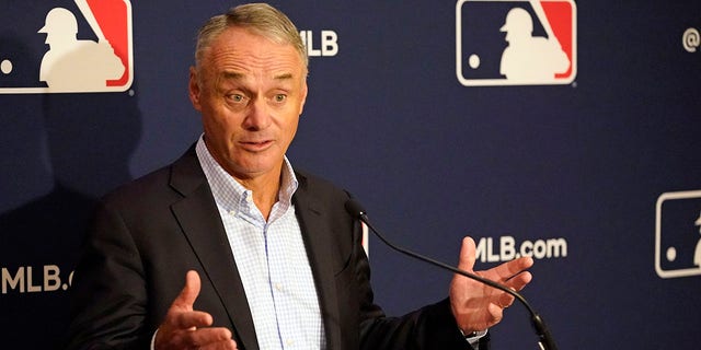 يُدلي مفوض دوري البيسبول الرئيسي ، روب مانفريد ، بتعليقات خلال مؤتمر صحفي في اجتماعات مالكي البيسبول MLB في 10 فبراير 2022 ، في أورلاندو ، فلوريدا. 