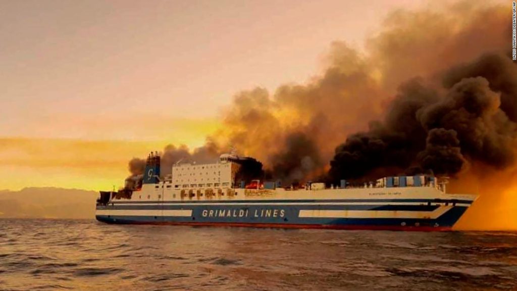 حريق العبارة اليونانية: لا يزال 12 راكبا في عداد المفقودين بعد حريق اجتاح سفينة يوروفيري أوليمبيا
