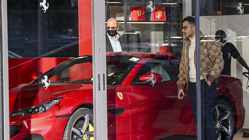 'Tinder Swindler' Simon Leviev Ferrari يتسوق في تل أبيب