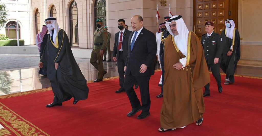 الزعيم الإسرائيلي نفتالي بينيت يلتقي نظيره البحريني ويشير إلى تحول إقليمي