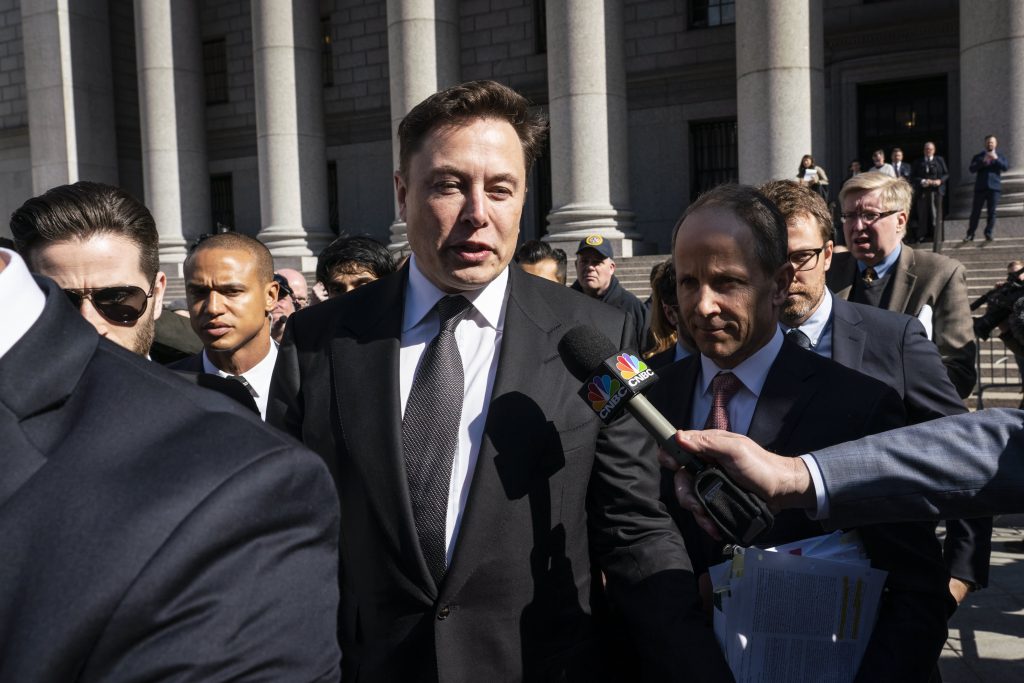 بعد أن زعم ​​الرئيس التنفيذي لشركة Tesla Elon Musk "تحقيق لا يلين" ، تراجعت SEC