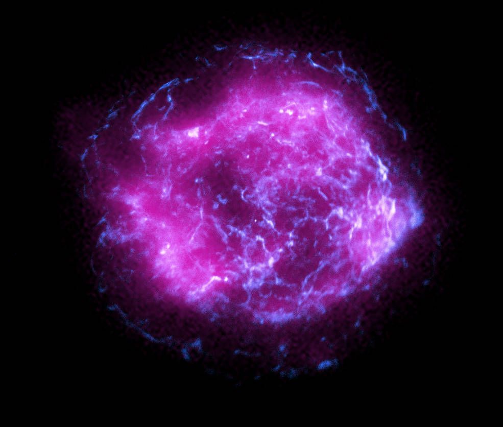 تبدو الصورة الأولى من تلسكوب الأشعة السينية IXPE الجديد التابع لناسا وكأنها كرة من البرق الأرجواني