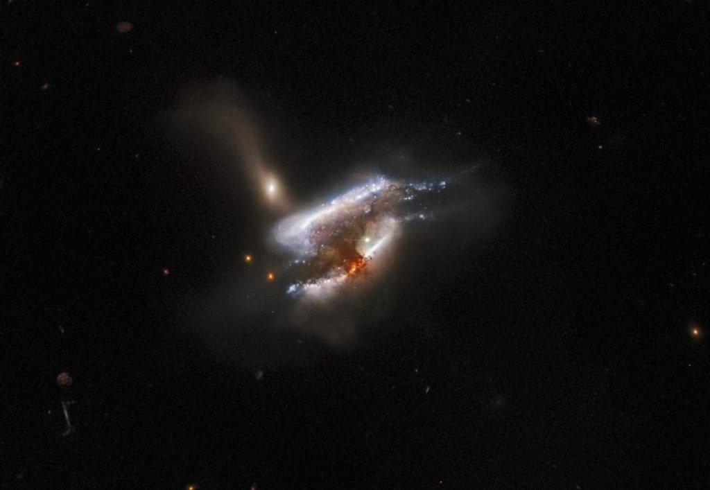 ثلاث مجرات تمزق بعضها البعض في صورة تلسكوب هابل الجديدة المذهلة