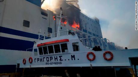 سفينة تقترب من العبارة المحترقة في 18 فبراير.