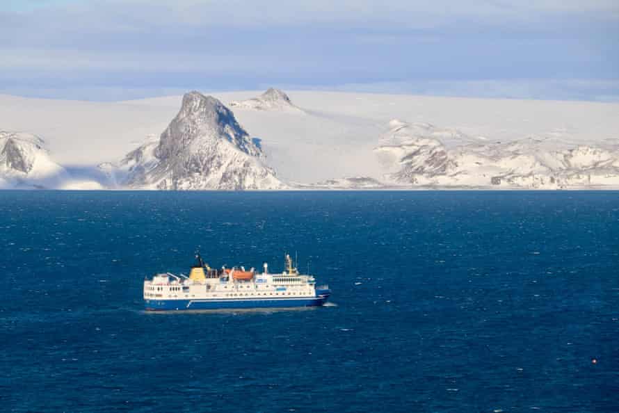 قارب قبالة ساحل القارة القطبية الجنوبية