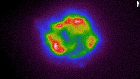 تحدد صورة IXPE هذه كثافة الأشعة السينية القادمة من Cassiopeia A. الألوان ، بما في ذلك اللون الأرجواني البارد والأزرق والأحمر والأبيض ، تتوافق مع زيادة سطوع الأشعة السينية. 