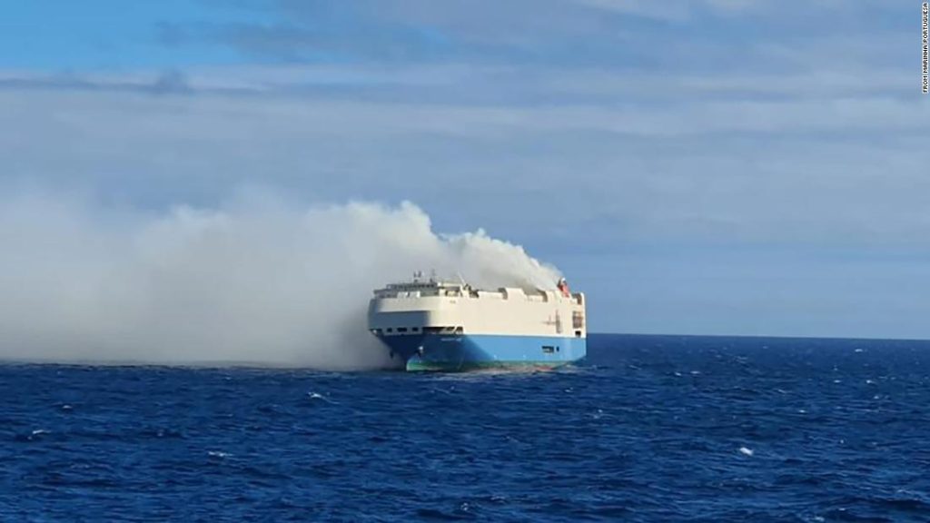 فيليسيتي إيس: سفينة شحن مليئة بالسيارات الفاخرة مشتعلة وتطفو في وسط المحيط الأطلسي