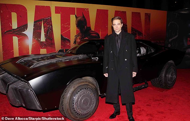 استعراض الهذيان: افتتح باتمان في دور العرض في 4 مارس ، مع هتاف النقاد الأمريكيين بشأن دراما الأبطال الخارقين ، والتي تبلغ 87٪ "طازج" تصنيف من نقاد Rotten Tomatoes