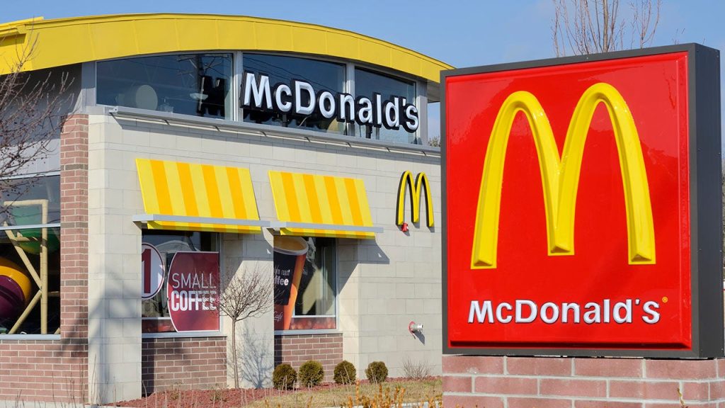 دعوات لمقاطعة ماكدونالدز وغيرها من العلامات التجارية في أعقاب الغزو الروسي لأوكرانيا