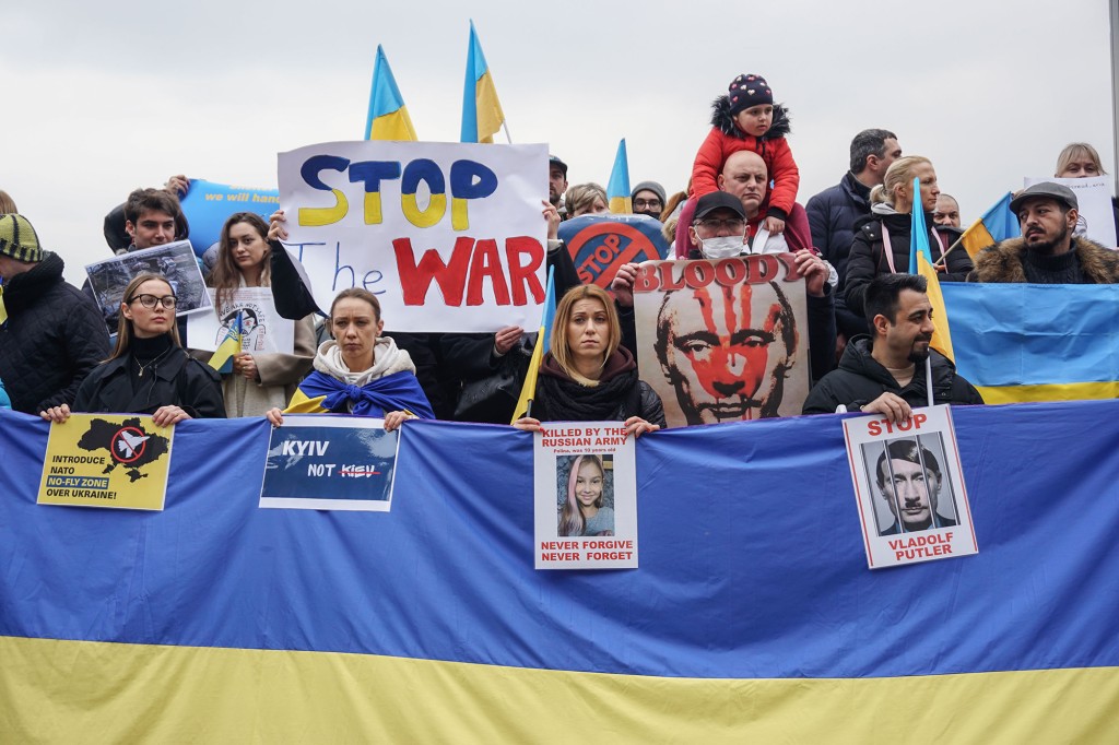 متظاهرون يرفعون لافتات وأعلام أوكرانيا خلال مظاهرة ضد العدوان الروسي في اسطنبول.