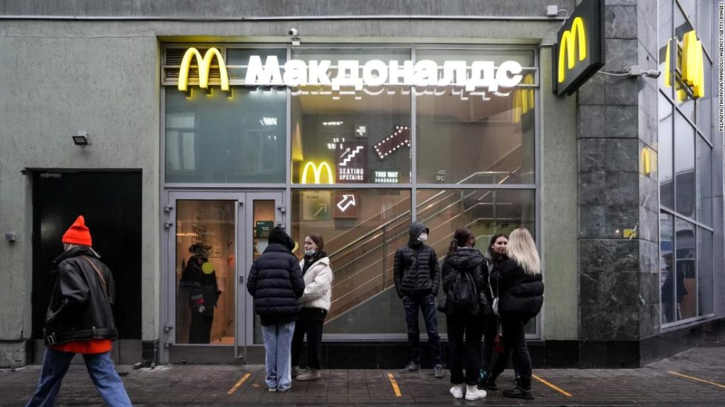 ماكدونالدز تغلق مؤقتا المطاعم الروسية