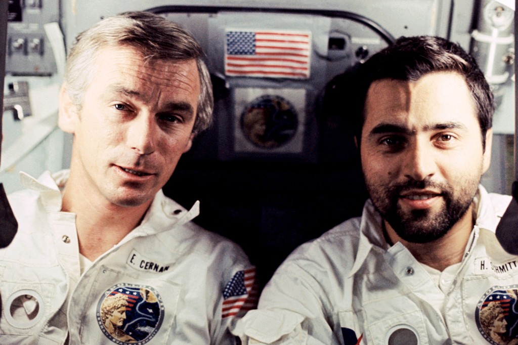 كان رائدا الفضاء يوجين أ. سيرنان (على اليسار) وهاريسون إتش. 'جاك شميت جزءًا من مهمة أبولو 17 الشهيرة في عام 1972.