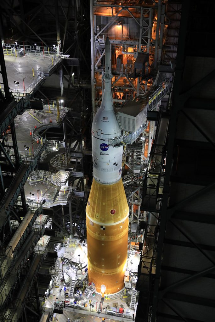 صاروخ نظام الإطلاق الفضائي VAB Artemis I ومركبة أوريون الفضائية