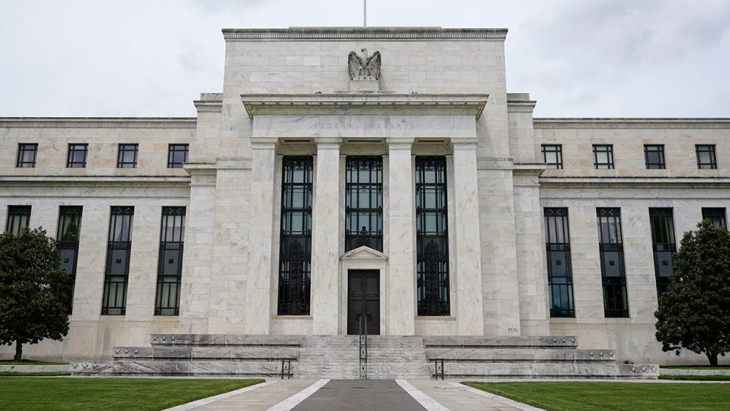 ماذا يعني رفع سعر الفائدة الاحتياطي الفيدرالي في مين ستريت؟
