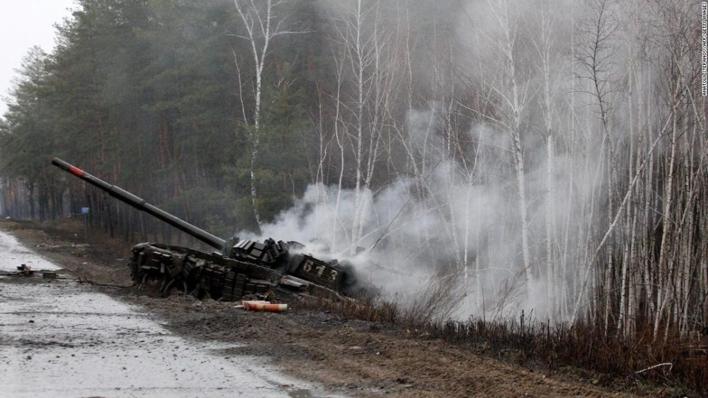 روسيا تغزو أوكرانيا وسمع دوي انفجارات قرب مطار لفيف