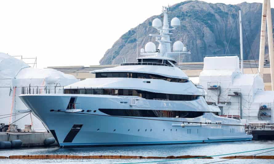 يخت Amore Vero الفاخر ، الذي يقال أنه مملوك من قبل رئيس Rosneft ، في ميناء La Ciotat بالقرب من مرسيليا.