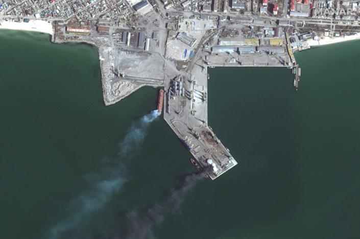 تظهر صور الأقمار الصناعية سفينة حربية برمائية روسية مشتعلة في ميناء بيرديانسك (أسفل) بعد أن ضربتها القوات الأوكرانية في المباراة 24.