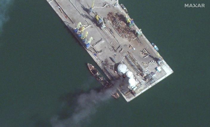 تظهر صور الأقمار الصناعية سفينة حربية برمائية روسية مشتعلة في ميناء بيرديانسك بعد أن ضربتها القوات الأوكرانية في المباراة 24.