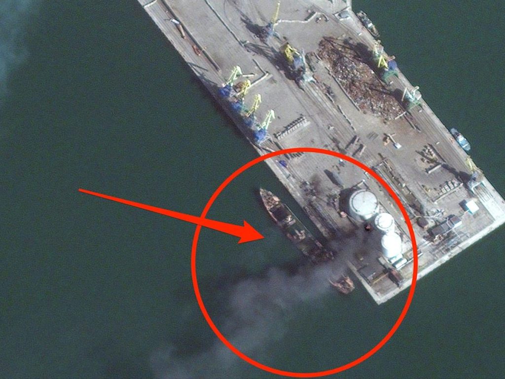 تظهر صور الأقمار الصناعية أن سفينة الإنزال الروسية دمرتها القوات الأوكرانية أثناء محاولتها نقل الإمدادات العسكرية إلى ماريوبول