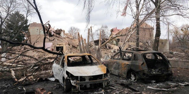 سيارات محطمة بعد غارة جوية ليلية على قرية بوشيف ، 40 كيلومترًا غرب كييف ، أوكرانيا ، الجمعة 4 مارس 2022.