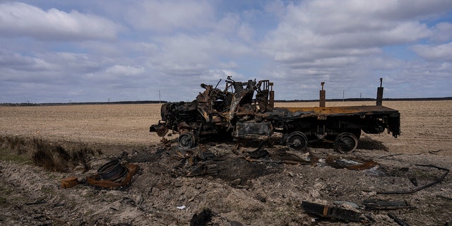 مركبة عسكرية روسية دمرت خلال معارك ضد الجيش الأوكراني في حقل ذرة في سيتنياكي ، في ضواحي كييف ، أوكرانيا ، الأحد ، 27 مارس ، 2022.