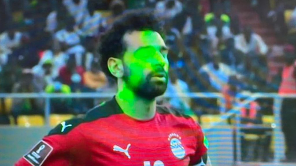محمد صلاح يخطئ ركلة الجزاء بعد تألق المشجعين بالليزر في وجهه ، مصر خارج كأس العالم