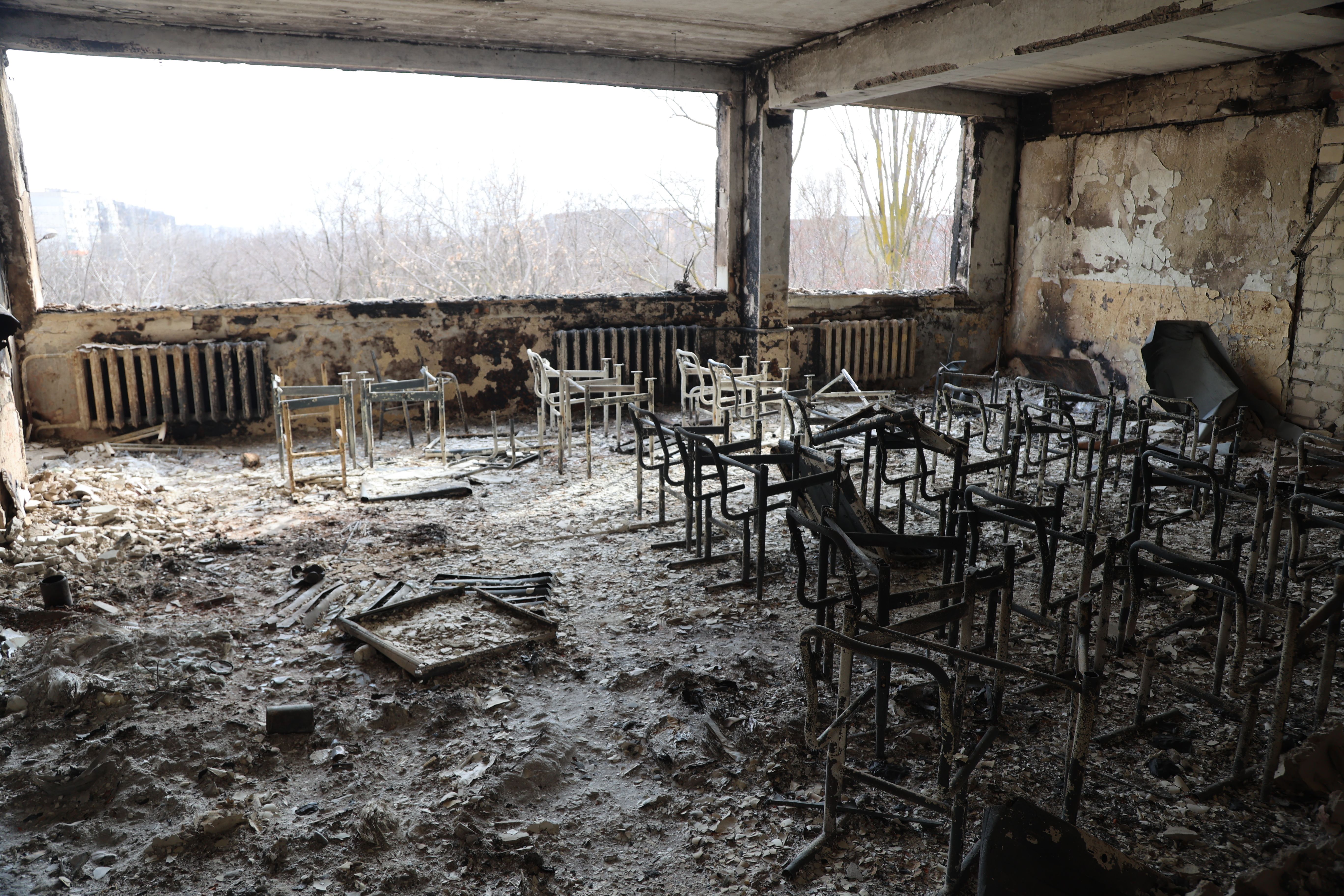   منظر للمدرسة المتضررة بعد قصف مدينة ماريوبول الأوكرانية الخاضعة لسيطرة الجيش الروسي والانفصاليين الموالين لروسيا ، في 29 مارس.