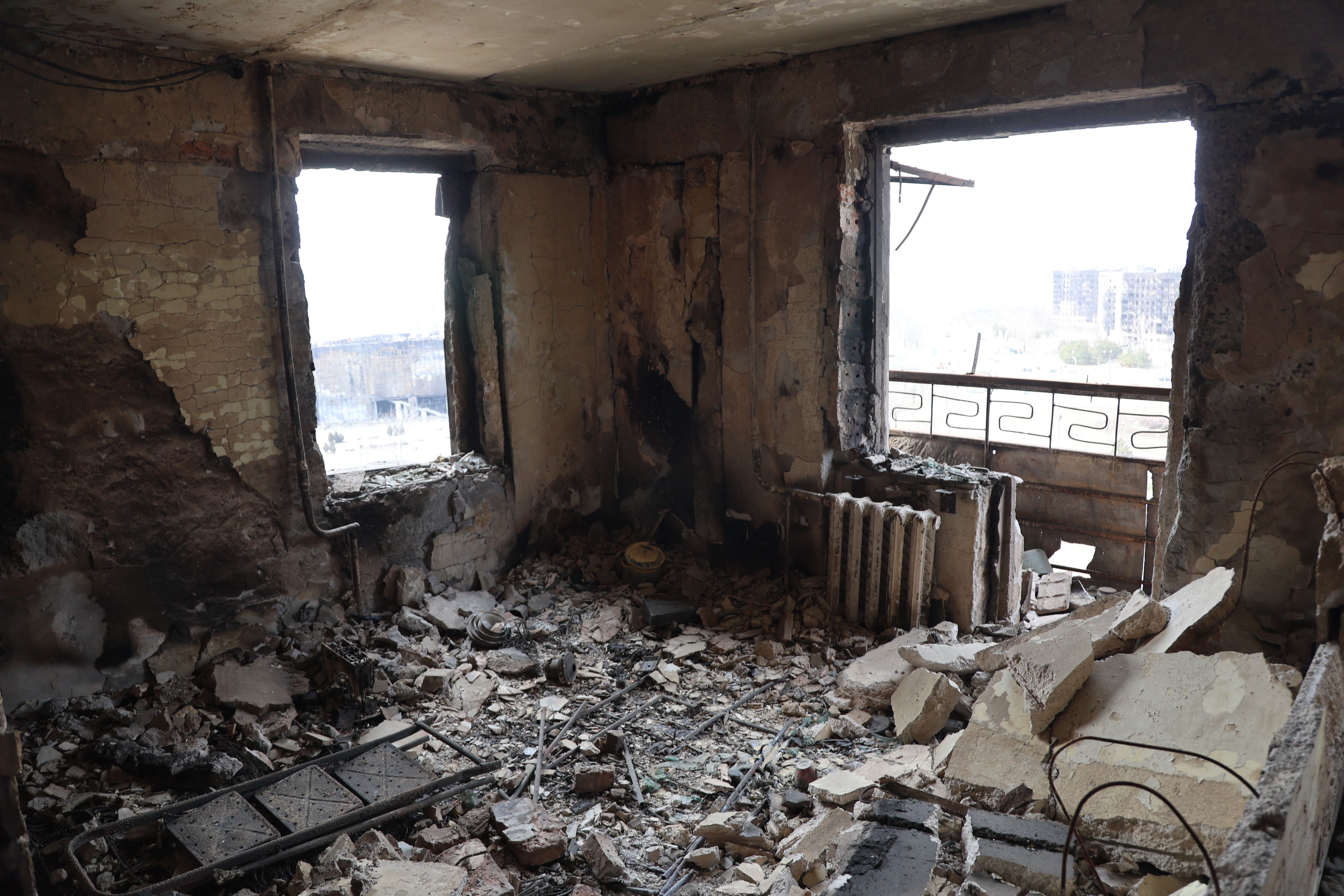 منظر للمباني والمركبات المتضررة بعد قصف مدينة ماريوبول الأوكرانية الخاضعة لسيطرة الجيش الروسي والانفصاليين الموالين لروسيا ، في 29 مارس.