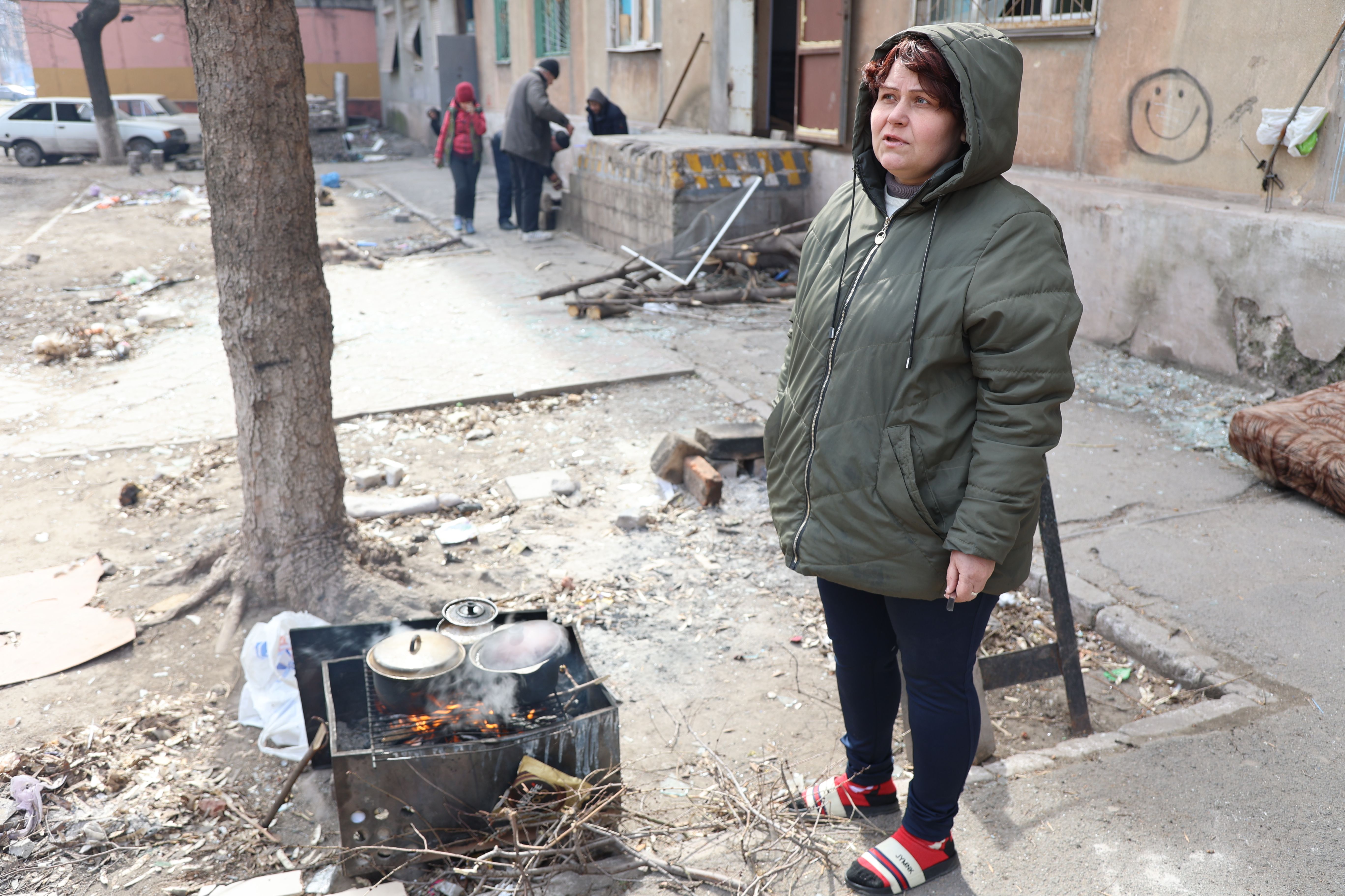 مدنيون يطهون الطعام وسط أنقاض شقة دمرها القصف في مدينة ماريوبول الأوكرانية الخاضعة لسيطرة الجيش الروسي والانفصاليين الموالين لروسيا ، في 29 مارس.