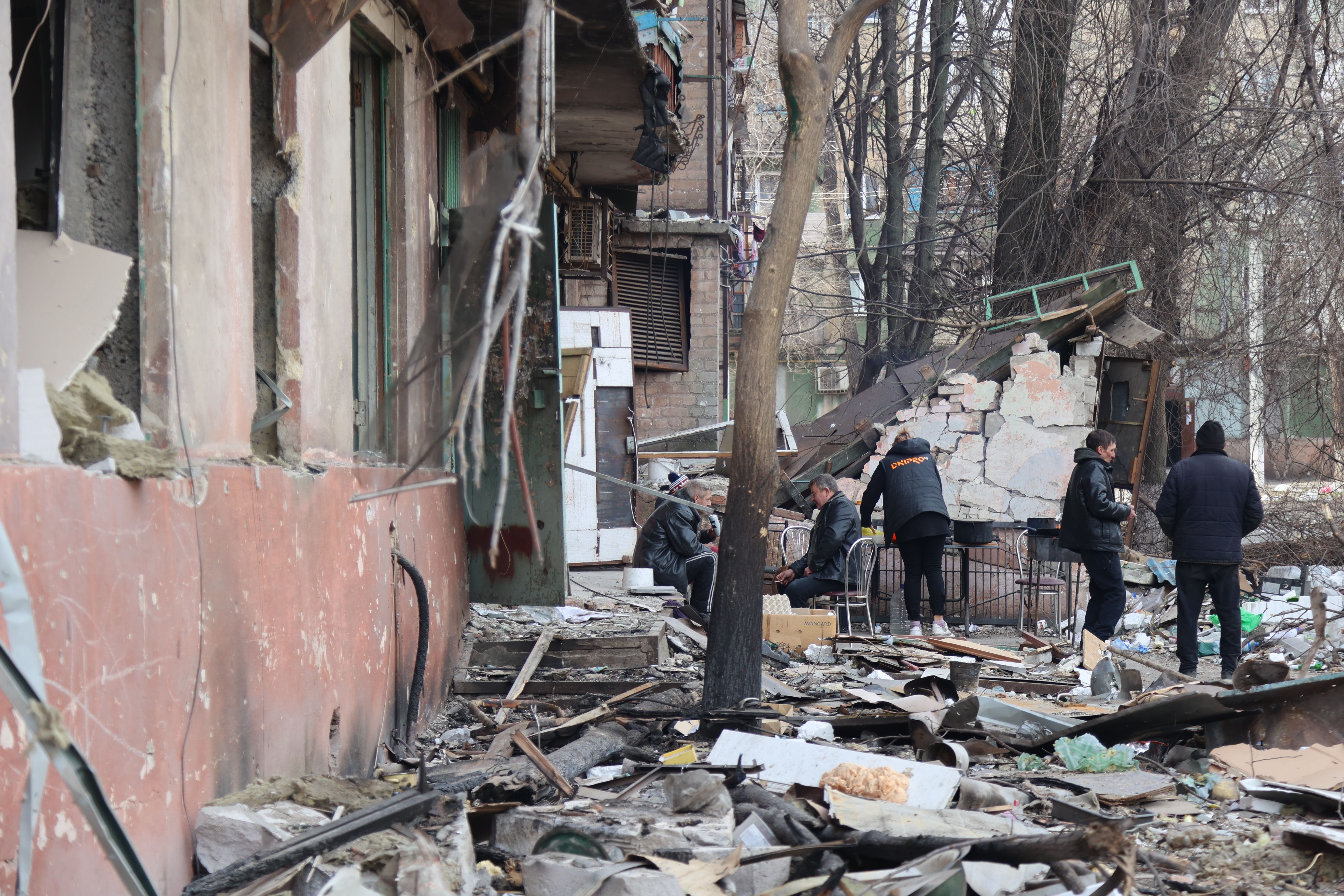   منظر للمباني والمركبات المتضررة بعد قصف مدينة ماريوبول الأوكرانية الخاضعة لسيطرة الجيش الروسي والانفصاليين الموالين لروسيا ، في 29 مارس.