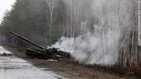 دخان يتصاعد من دبابة روسية دمرتها القوات الأوكرانية على جانب طريق في منطقة لوغانسك في 26 فبراير 2022.