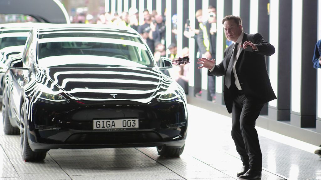 الرئيس التنفيذي لشركة Tesla Elon Musk يرقص ويفتح مصنع سيارات كهربائية