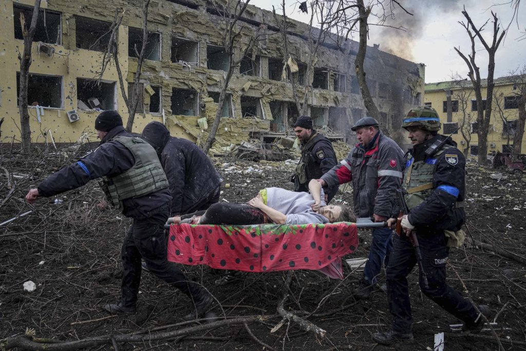 امرأة حامل ، رضيع يموت بعد أن قصفت روسيا جناح التوليد