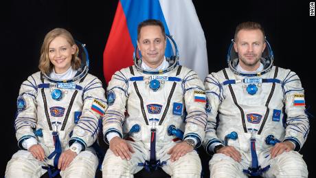 طاقم روسي يلف فيلمًا رائدًا في الفضاء ويعود بأمان إلى الأرض