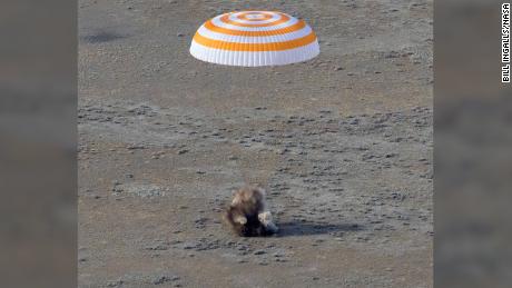 شوهدت المركبة الفضائية Soyuz MS-19 وهي تهبط في منطقة نائية بالقرب من بلدة Zhezkazgan ، كازاخستان مع Mark Vande Hei من ناسا ، ورائدي الفضاء الروس Pyotr Dubrov و Anton Shkaplerov الأربعاء 30 مارس.