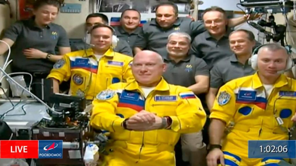 رواد الفضاء الروس "مصدومين" من الجدل حول وصولهم إلى محطة الفضاء الدولية ببدلات فضاء صفراء ، حسبما قال رواد فضاء ناسا