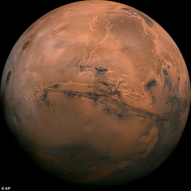 منذ وصوله في نوفمبر 2018 ، عمل المسبار InSight مع العديد من المهام التي تدور حول المريخ وتتجول على سطح الكوكب: بما في ذلك مركبة Curiosity المتجولة