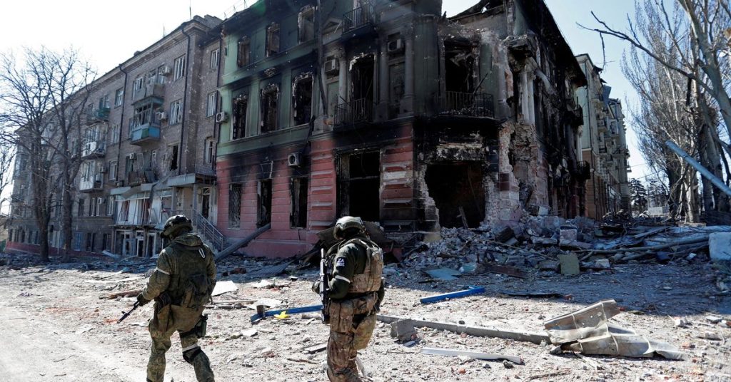 وتقول أوكرانيا إن عشرات الآلاف قتلوا في ماريوبول وتتهم روسيا بارتكاب انتهاكات