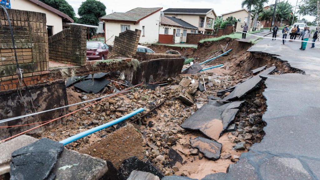 قتلت فيضانات جنوب إفريقيا 59 شخصًا وتكتسح الطرقات