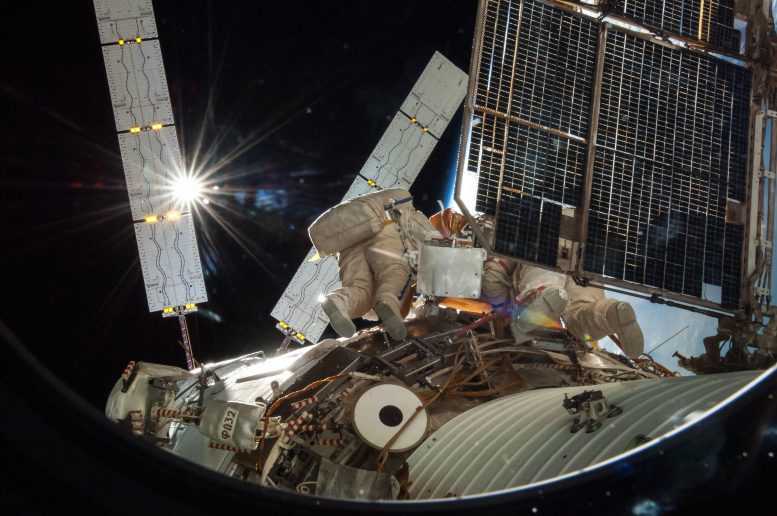 رواد الفضاء Oleg Artemyev و Alexander Skvortsov Spacewalk 2014