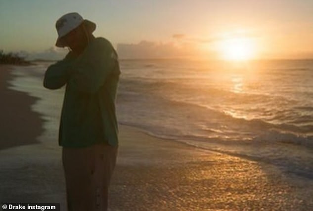 الجنة: في إحدى الصور شب الدجراسى على الشاطئ يقف أمام الشاطئ بينما تغرب الشمس خلفه.