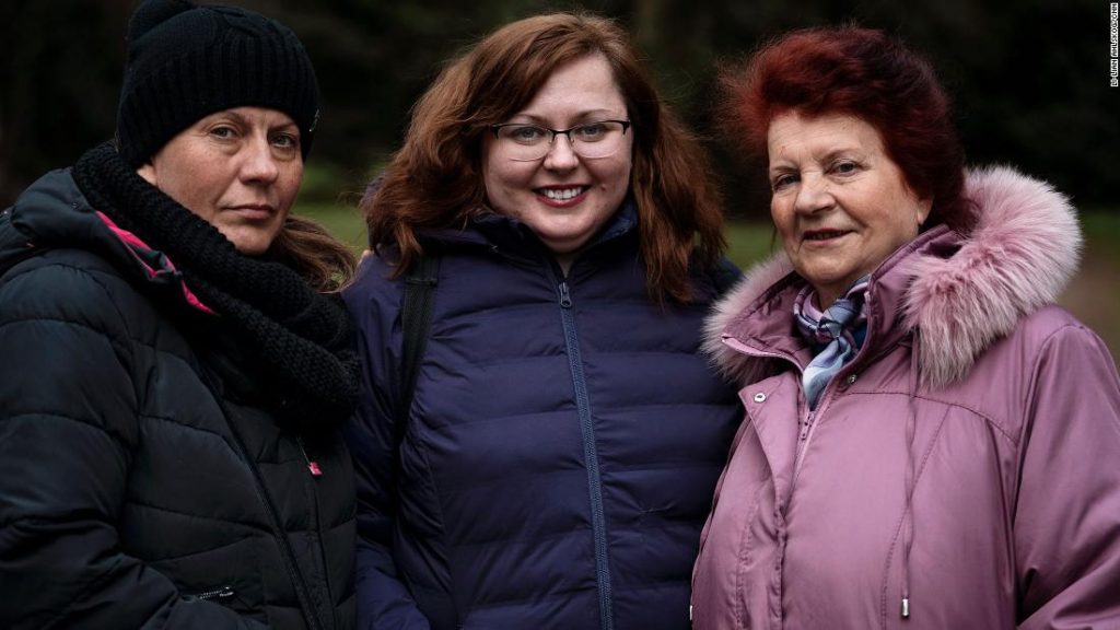 أُجبرت عائلة امرأة أوكرانية أمريكية على الفرار إلى روسيا.  قامت بتهريبهم إلى بولندا