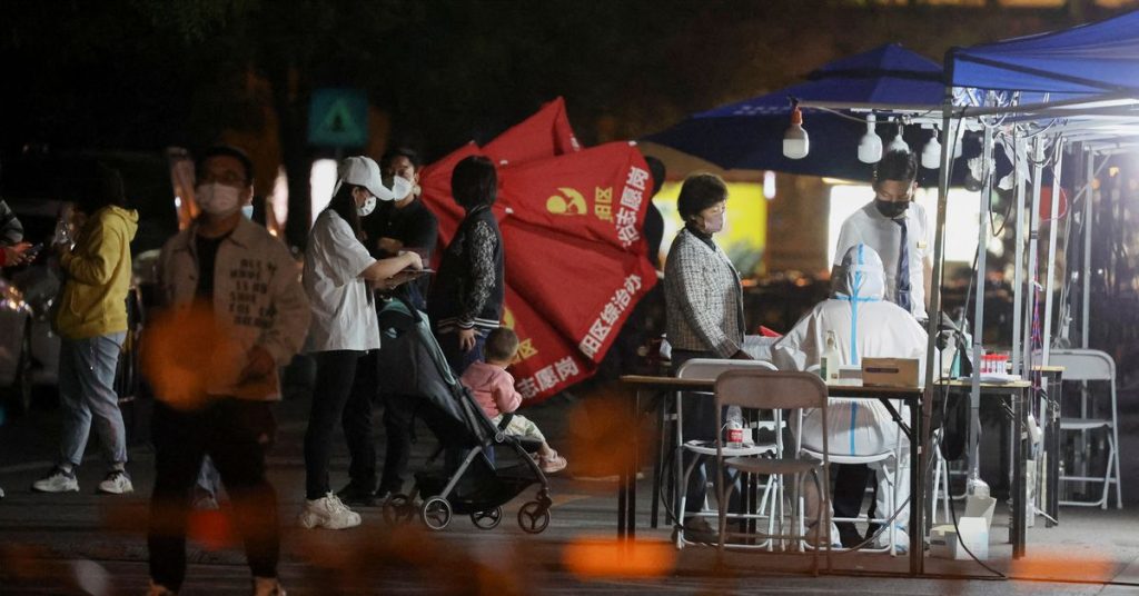 أقامت شنغهاي سياجًا حول المناطق المتضررة من فيروس كورونا ، مما أدى إلى احتجاجات جديدة