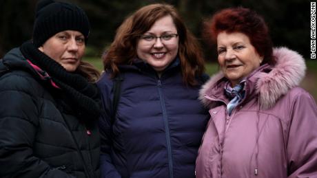 تم لم شمل ميلا تورشين (في الوسط) أخيرًا مع والدتها لوبا (إلى اليمين) وشقيقتها فيتا (على اليسار) في بولندا بعد رحلة مروعة.