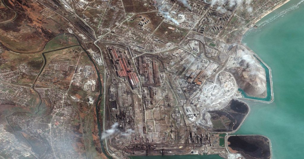 الأوكرانيون يتشبثون في مصنع ماريوبول للصلب