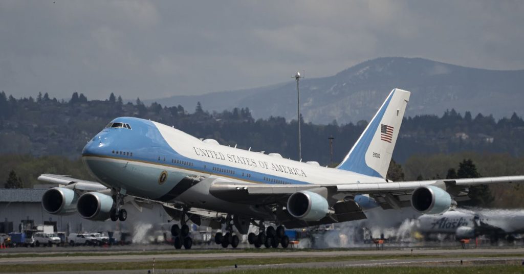 الرئيس التنفيذي لشركة Boeing يصف صفقة ترامب على متن طائرة الرئاسة بأنها مخاطرة `` ربما لم يكن ينبغي تحملها "