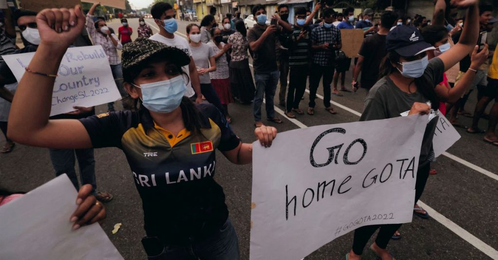 المتظاهرون في سريلانكا يتحدون حظر التجول والشرطة تطلق الغاز المسيل للدموع على الطلاب