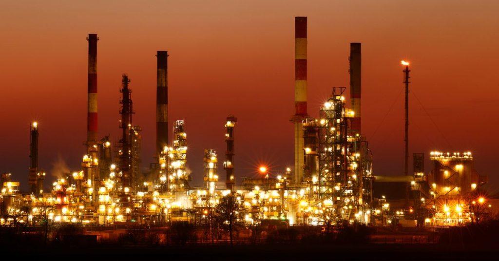 النفط يرتفع 2٪ مع زيادة الانقطاعات في ليبيا مخاوف الإمدادات الروسية
