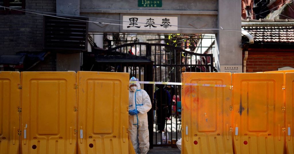 تمدد شنغهاي الإغلاق ليشمل المدينة بأكملها حيث أظهرت الاختبارات انتشار COVID